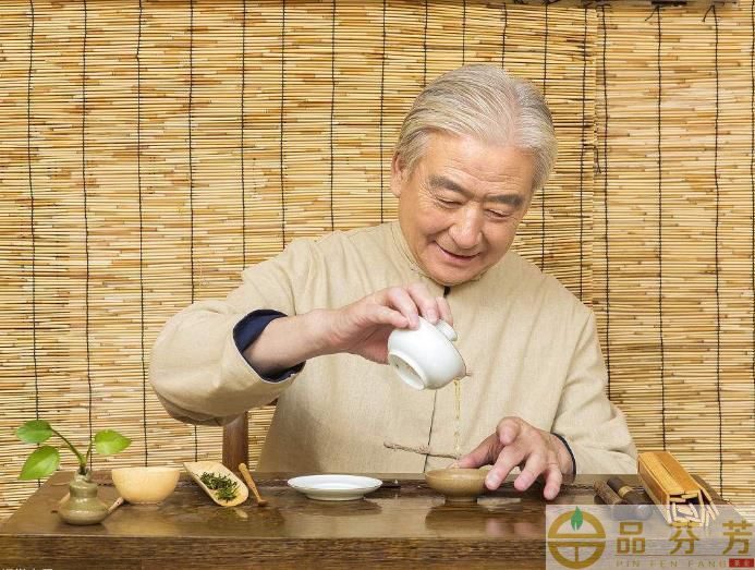 老年人早晨常喝福鼎白茶，可以保持老年人健康